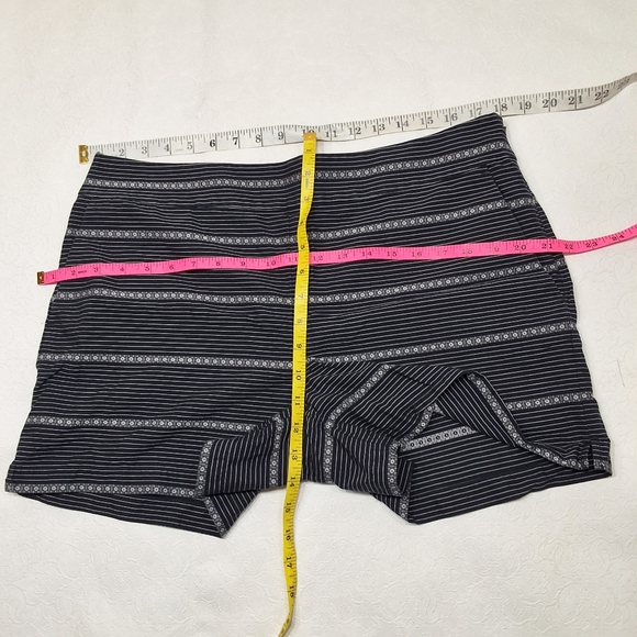 ANN TAYLOR LOFT Embroidered Shorts Size 12 - Picture 3 of 8